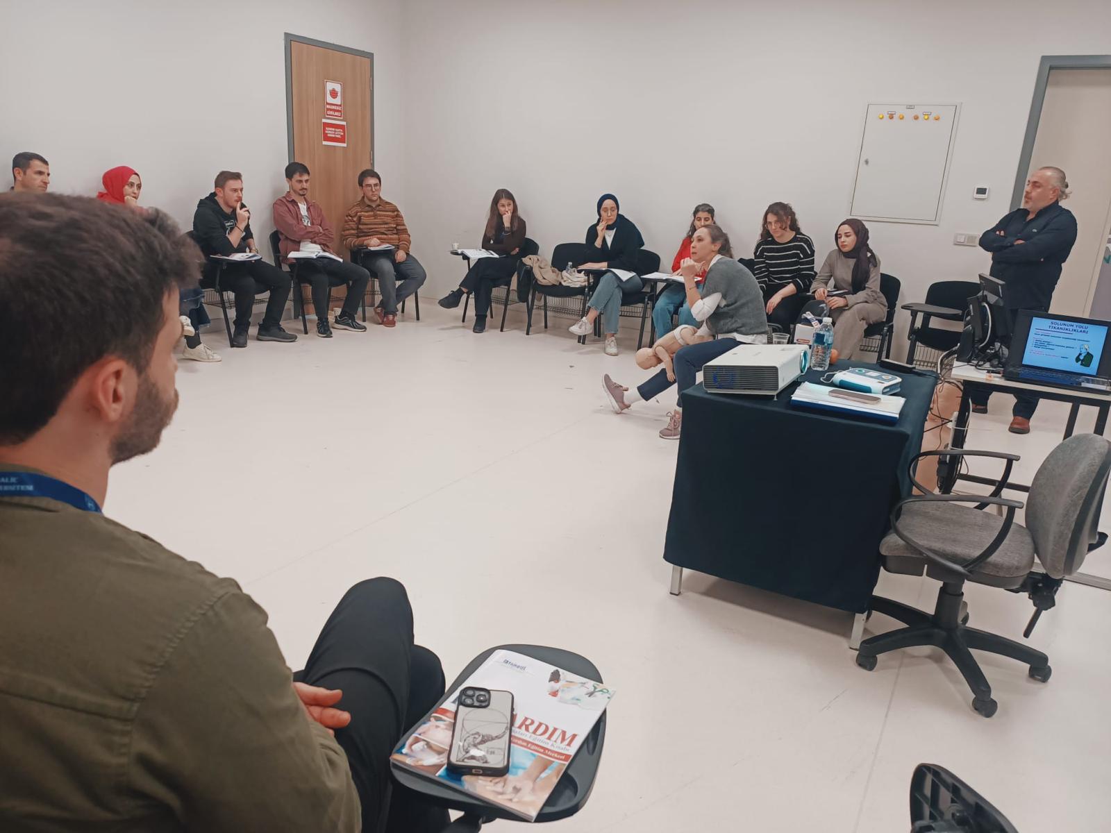 İlk yardım eğitmeni ders anlatımı