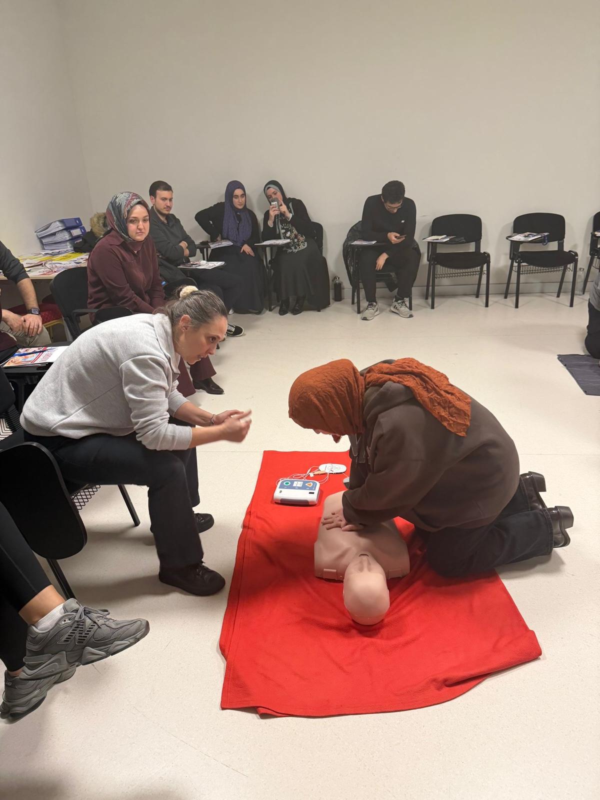 CPR eğitimi maket üzerinde uygulama
