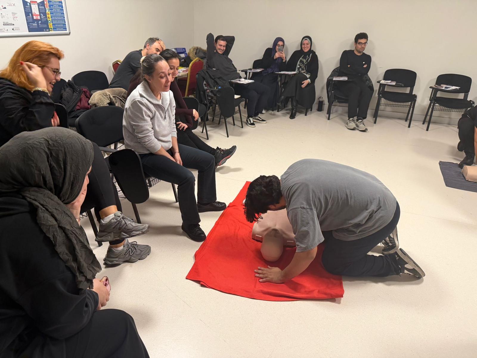 İlk yardım sertifika eğitimi sınıf ortamı