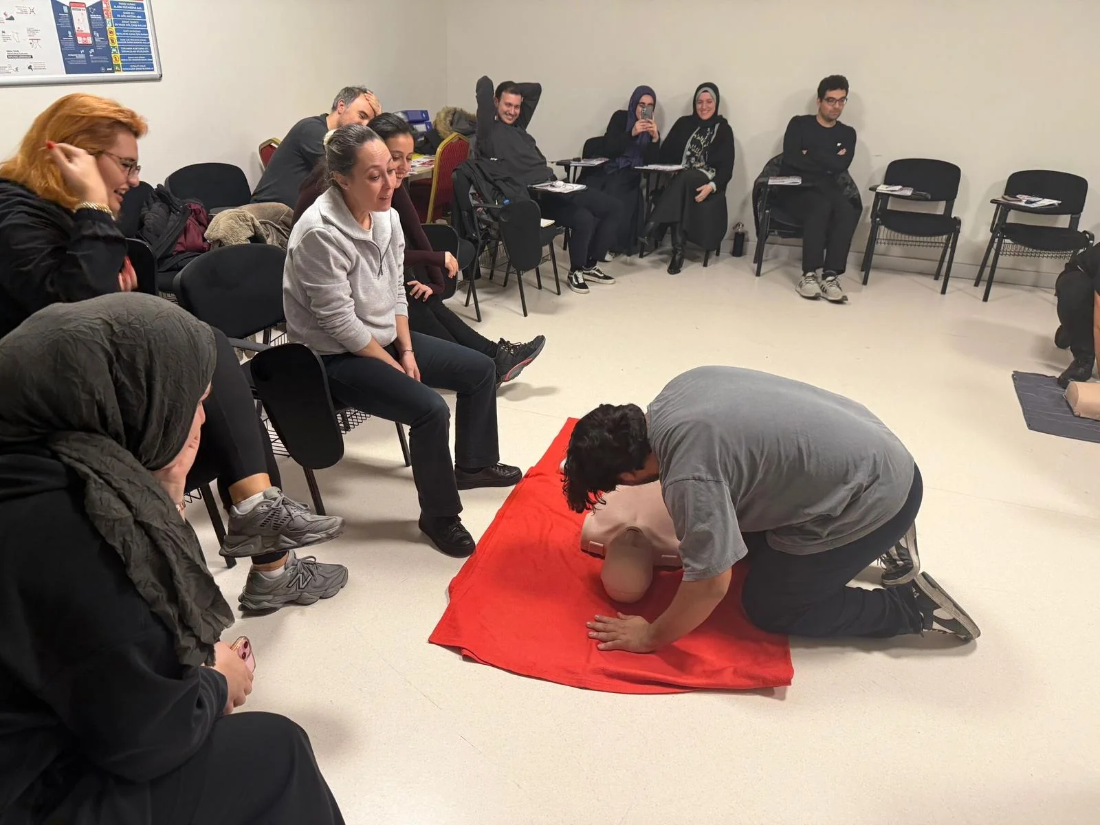 İlk yardım sertifika eğitimi sınıf ortamı